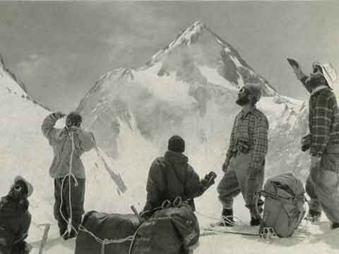 
1956 First Ascent Team At Gasherbrum II Camp II 6700m With Gasherbrum I - Weisse Berge: Schwarze Menschen book
